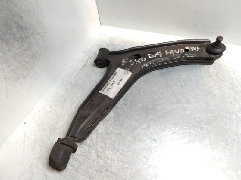 Recambio de brazo suspension inferior delantero derecho para skoda favorit (781) comfort line referencia OEM IAM    Recambio de brazo suspension inferior delantero derecho para skoda favorit (781) comfort line referencia OEM IAM