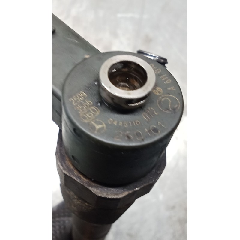 Recambio de inyector para mercedes-benz clase c (w203) c 270 cdi (203.016) referencia OEM IAM 0445110072 A6110700987 BOSCH