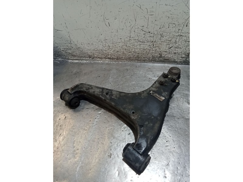 Recambio de brazo suspension inferior delantero izquierdo para ssangyong rodius i 2.7 xdi referencia OEM IAM   05