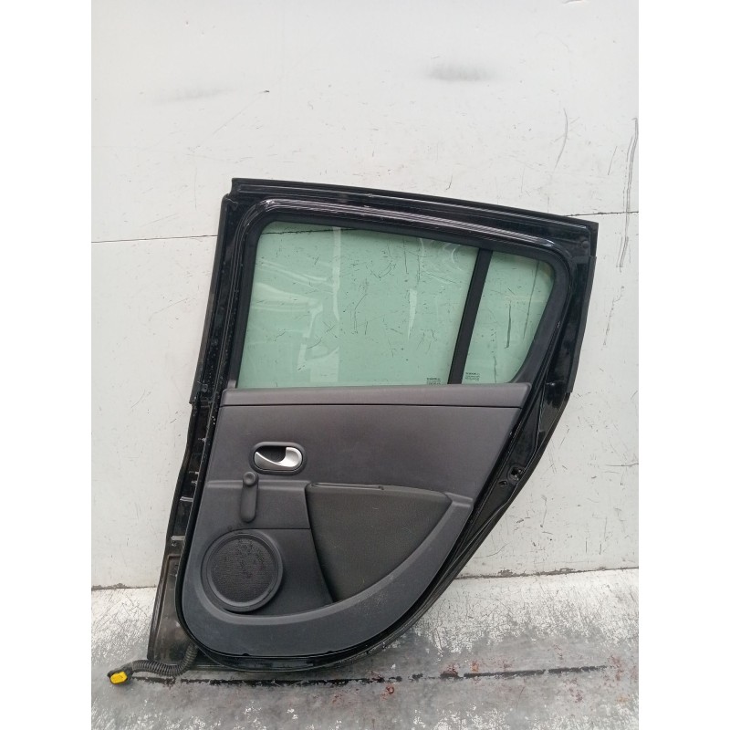 Recambio de puerta trasera derecha para renault clio iii (br0/1, cr0/1) 1.2 16v (br02, br0j, br11, cr02, cr0j, cr11) referencia 