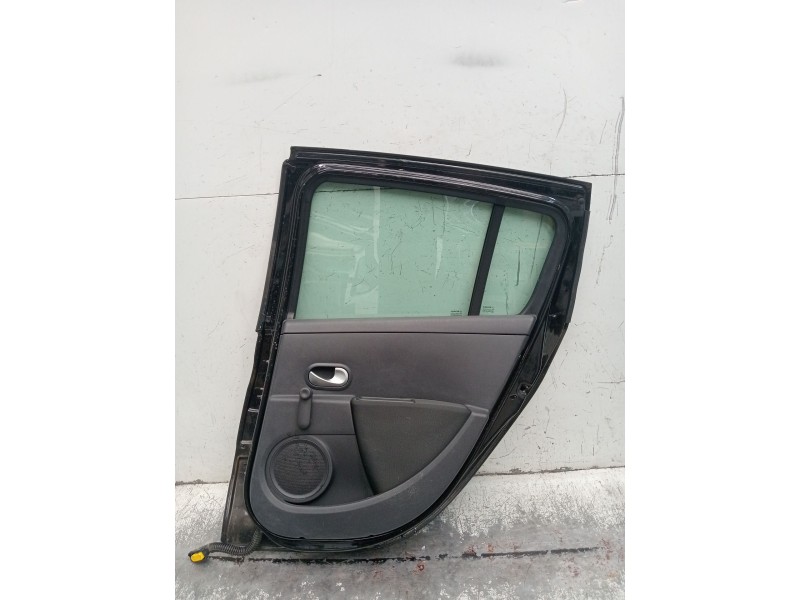 Recambio de puerta trasera derecha para renault clio iii (br0/1, cr0/1) 1.2 16v (br02, br0j, br11, cr02, cr0j, cr11) referencia 
