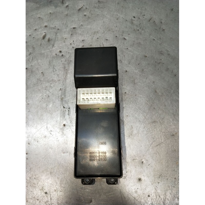 Recambio de mando elevalunas delantero izquierdo para ssangyong rodius i 2.7 xdi referencia OEM IAM 8582021000 5P 2005