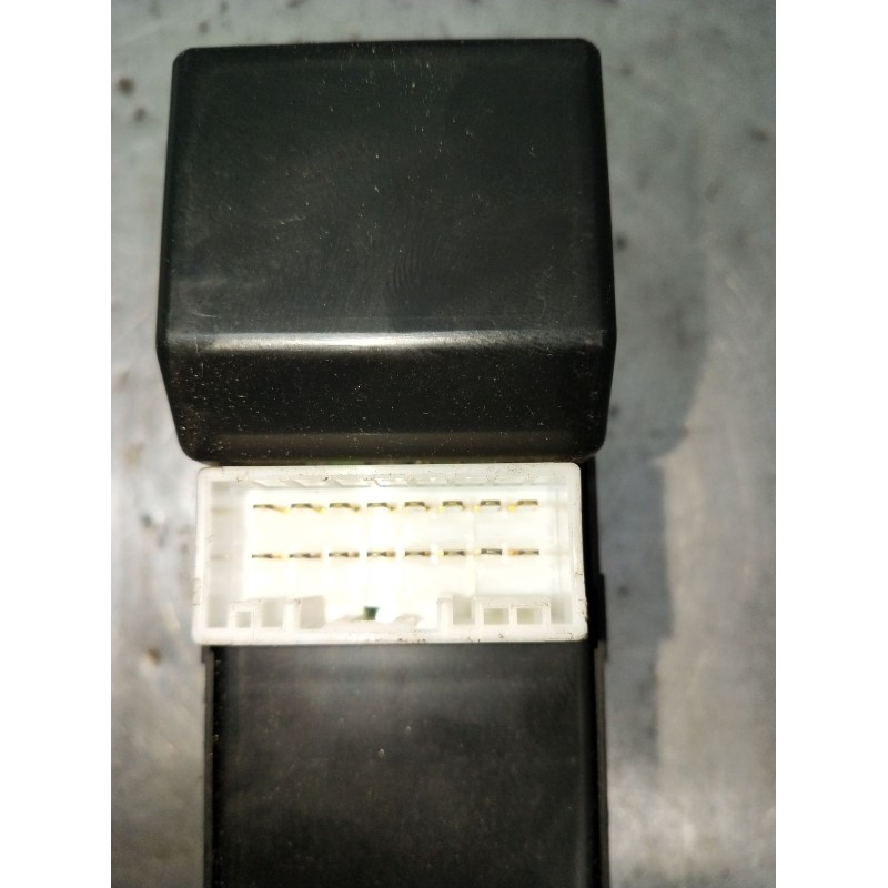 Recambio de mando elevalunas delantero izquierdo para ssangyong rodius i 2.7 xdi referencia OEM IAM 8582021000 5P 2005