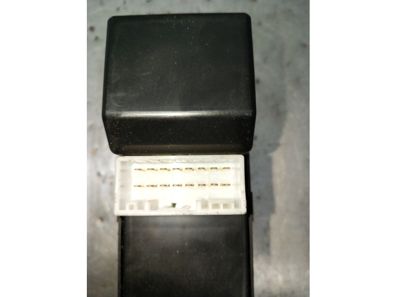 Recambio de mando elevalunas delantero izquierdo para ssangyong rodius i 2.7 xdi referencia OEM IAM 8582021000 5P 2005