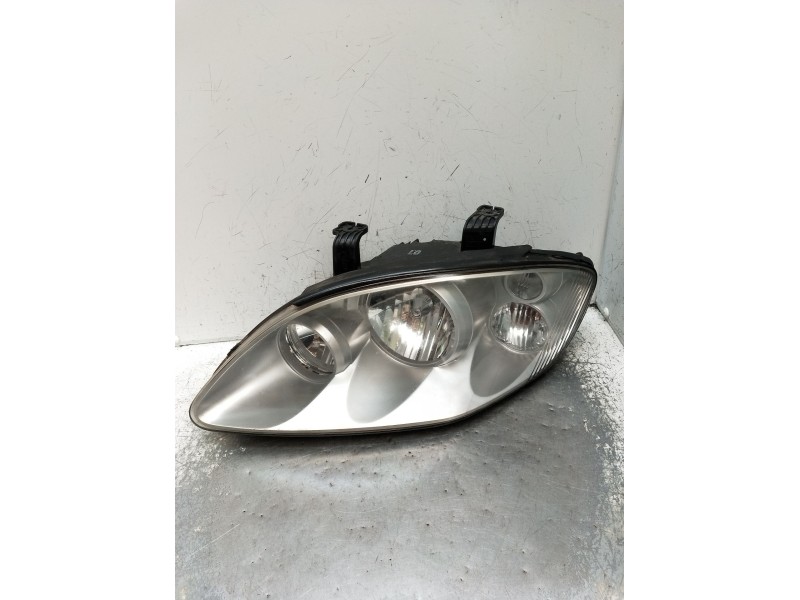 Recambio de faro izquierdo para ssangyong rodius i 2.7 xdi referencia OEM IAM   2005