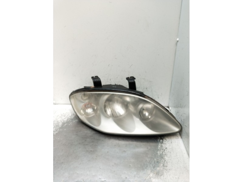 Recambio de faro derecho para ssangyong rodius i 2.7 xdi referencia OEM IAM   2005