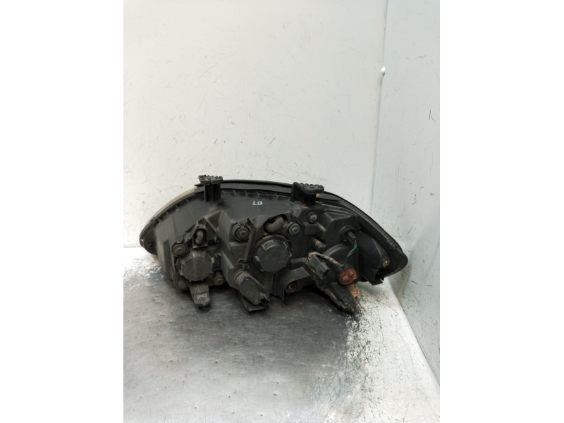 Recambio de faro derecho para ssangyong rodius i 2.7 xdi referencia OEM IAM   2005