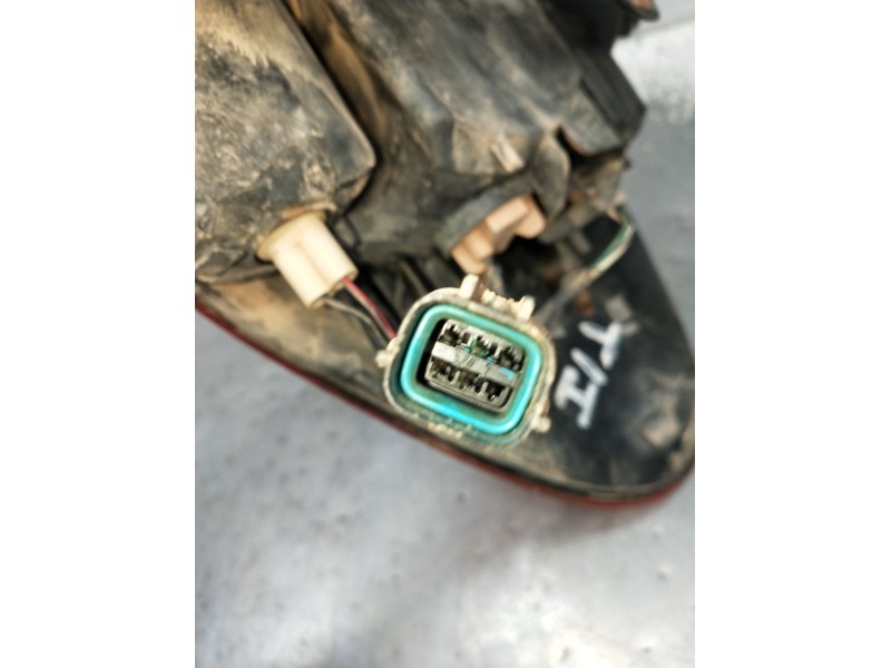 Recambio de piloto trasero izquierdo para mitsubishi l200 / triton (ka_t, kb_t) 2.5 di-d 4wd (kb4t) referencia OEM IAM   2005