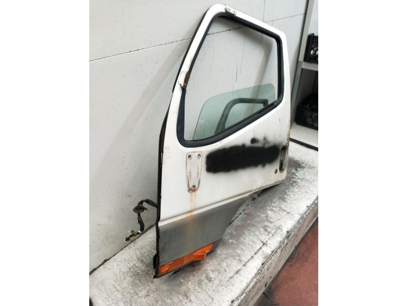 Recambio de puerta delantera izquierda para fuso (mitsubishi) canter 3c13 referencia OEM IAM  2P 2003