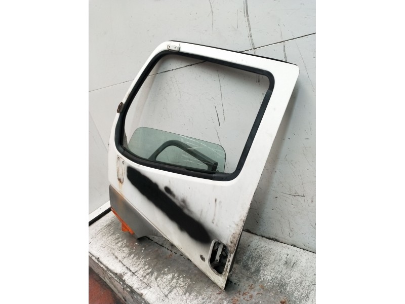 Recambio de puerta delantera izquierda para fuso (mitsubishi) canter 3c13 referencia OEM IAM  2P 2003