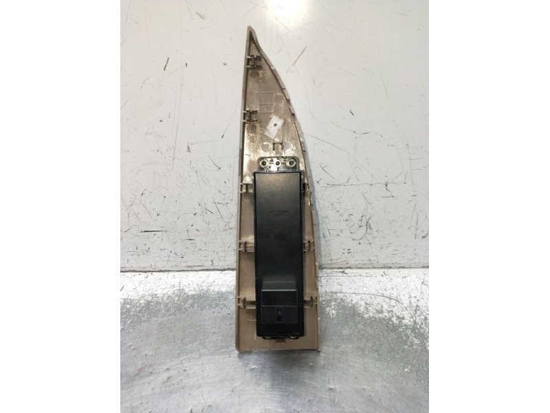 Recambio de mando elevalunas delantero izquierdo para ssangyong kyron 2.0 xdi referencia OEM IAM 18053110113 5P 2005