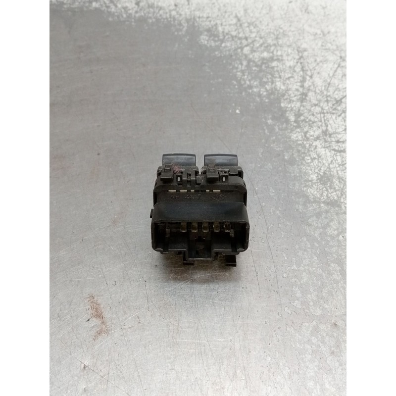 Recambio de mando elevalunas delantero izquierdo para renault clio ii (bb_, cb_) 1.5 dci (b/cb3m) referencia OEM IAM  5P 2001