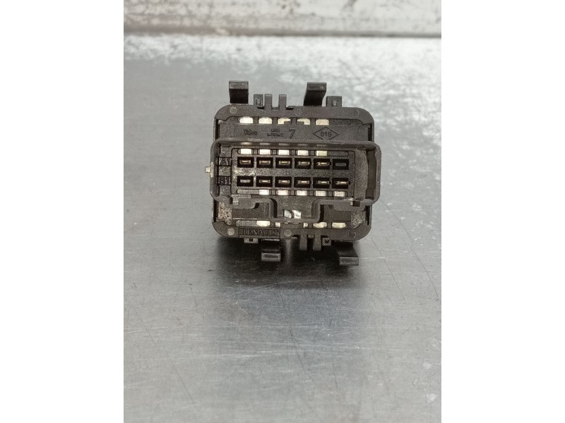 Recambio de mando elevalunas delantero izquierdo para renault clio ii (bb_, cb_) 1.5 dci (b/cb3m) referencia OEM IAM  5P 2001
