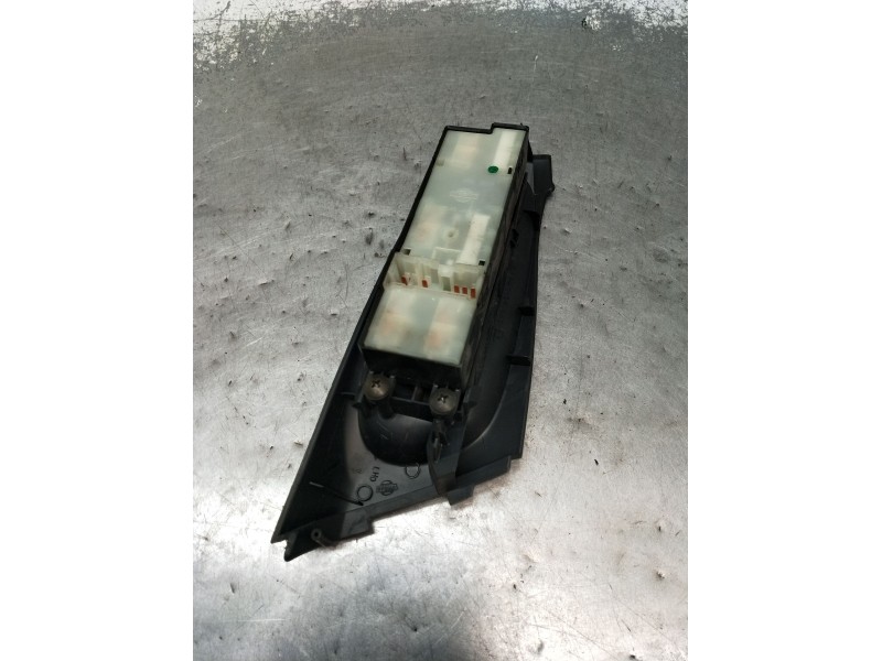 Recambio de mando elevalunas delantero izquierdo para nissan almera ii hatchback (n16) 2.2 dci referencia OEM IAM  5P 2002