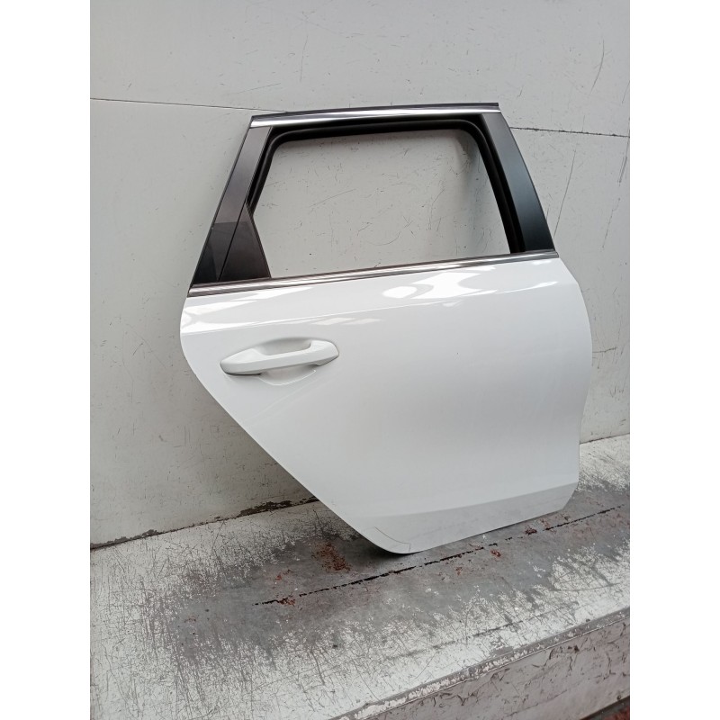 Recambio de puerta trasera derecha para kia ceed tourer (cd) 1.6 crdi 115 referencia OEM IAM  5P 