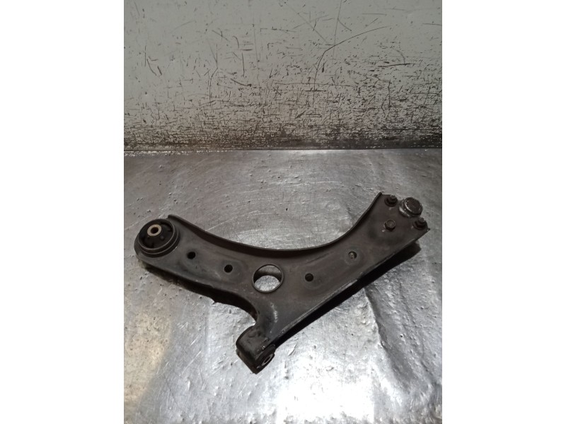 Recambio de brazo suspension superior delantero derecho para kia ceed tourer (cd) 1.6 crdi 115 referencia OEM IAM   