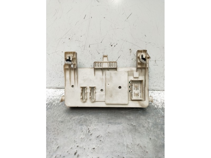 Recambio de caja reles / fusibles para volvo v50 (545) 2.0 d referencia OEM IAM 8690720 00204619519096127 2004