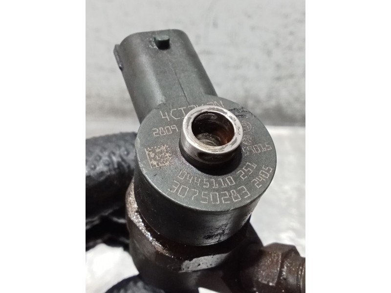 Recambio de inyector para volvo s60 i (384) d5 referencia OEM IAM   