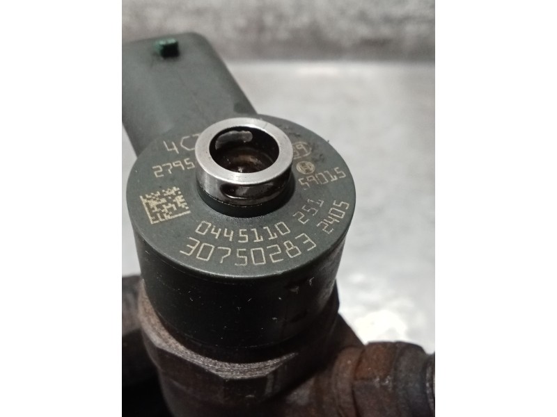 Recambio de inyector para volvo s60 i (384) d5 referencia OEM IAM   