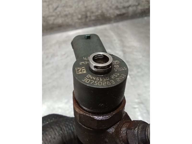 Recambio de inyector para volvo s60 i (384) d5 referencia OEM IAM   
