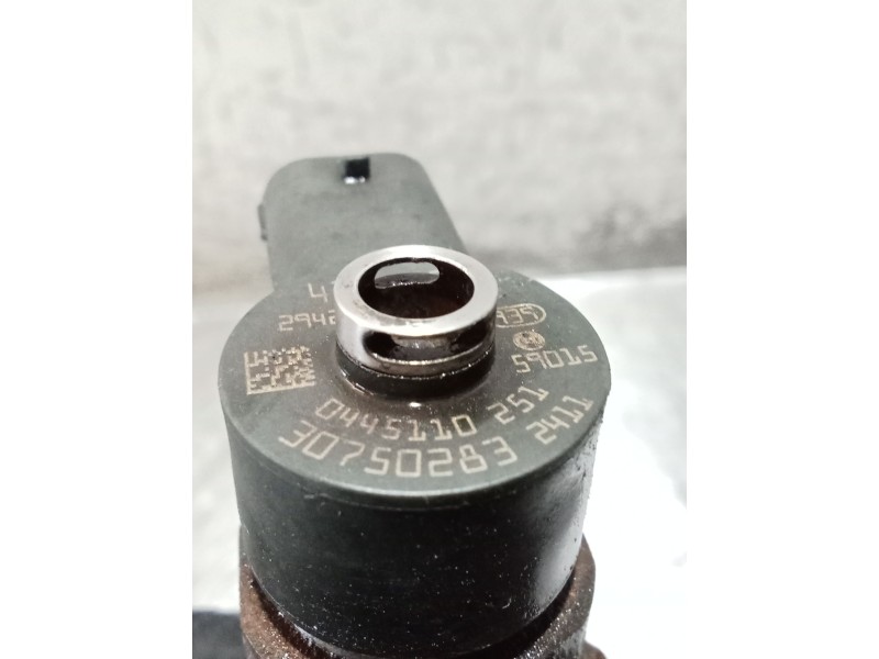 Recambio de inyector para volvo s60 i (384) d5 referencia OEM IAM   
