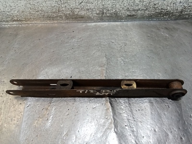 Recambio de brazo suspension inferior trasero izquierdo para ford mondeo ii sedán (bfp) 2.0 i referencia OEM IAM   ANTERIOR