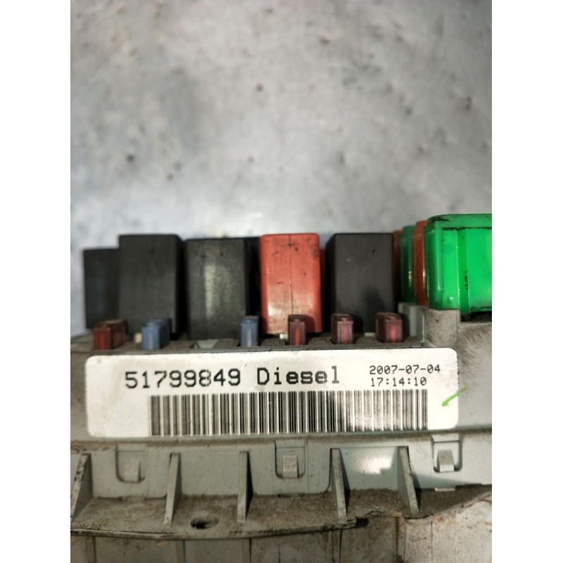 Recambio de caja reles / fusibles para fiat linea (323_, 110_) 1.3 d multijet (323axb11, 323axb1a) referencia OEM IAM 51799849  