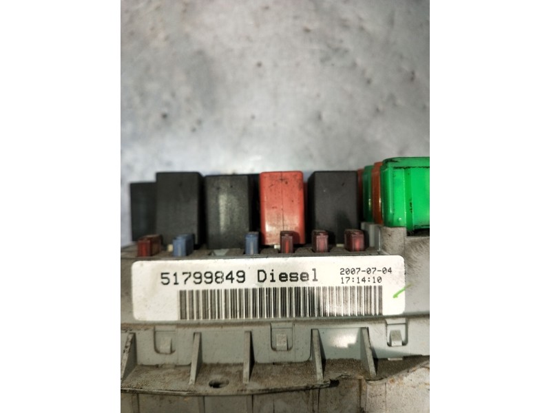 Recambio de caja reles / fusibles para fiat linea (323_, 110_) 1.3 d multijet (323axb11, 323axb1a) referencia OEM IAM 51799849  