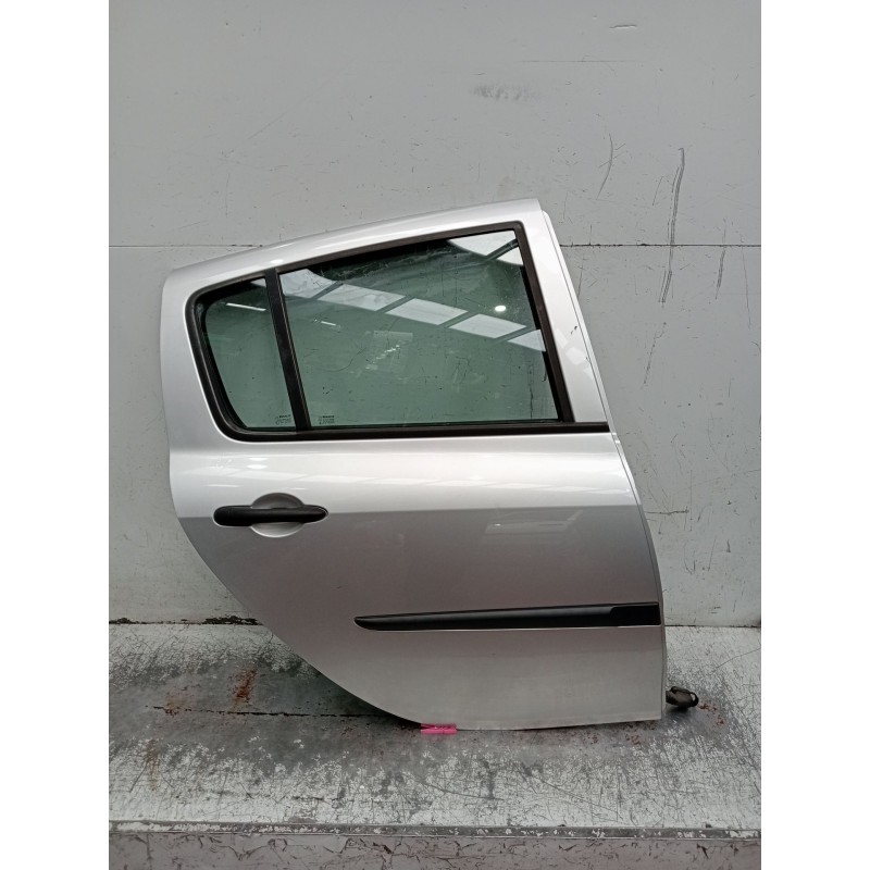 Recambio de puerta trasera derecha para renault clio iii (br0/1, cr0/1) 1.2 16v (br02, br0j, br11, cr02, cr0j, cr11) referencia 