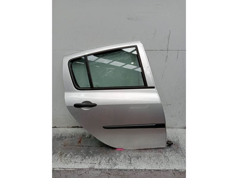 Recambio de puerta trasera derecha para renault clio iii (br0/1, cr0/1) 1.2 16v (br02, br0j, br11, cr02, cr0j, cr11) referencia 