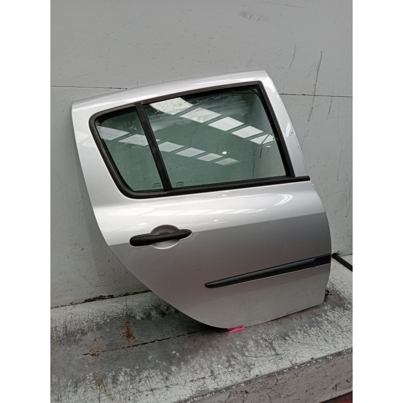 Recambio de puerta trasera derecha para renault clio iii (br0/1, cr0/1) 1.2 16v (br02, br0j, br11, cr02, cr0j, cr11) referencia 