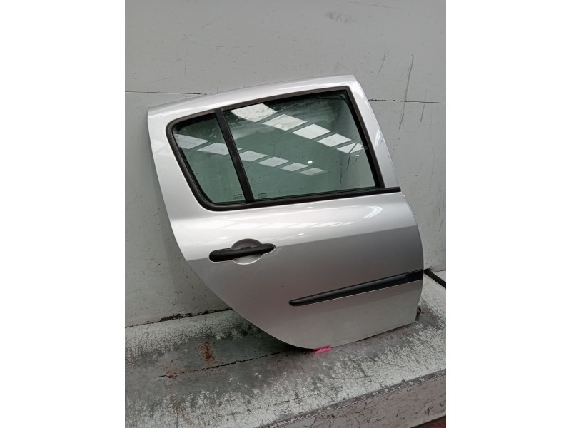 Recambio de puerta trasera derecha para renault clio iii (br0/1, cr0/1) 1.2 16v (br02, br0j, br11, cr02, cr0j, cr11) referencia 