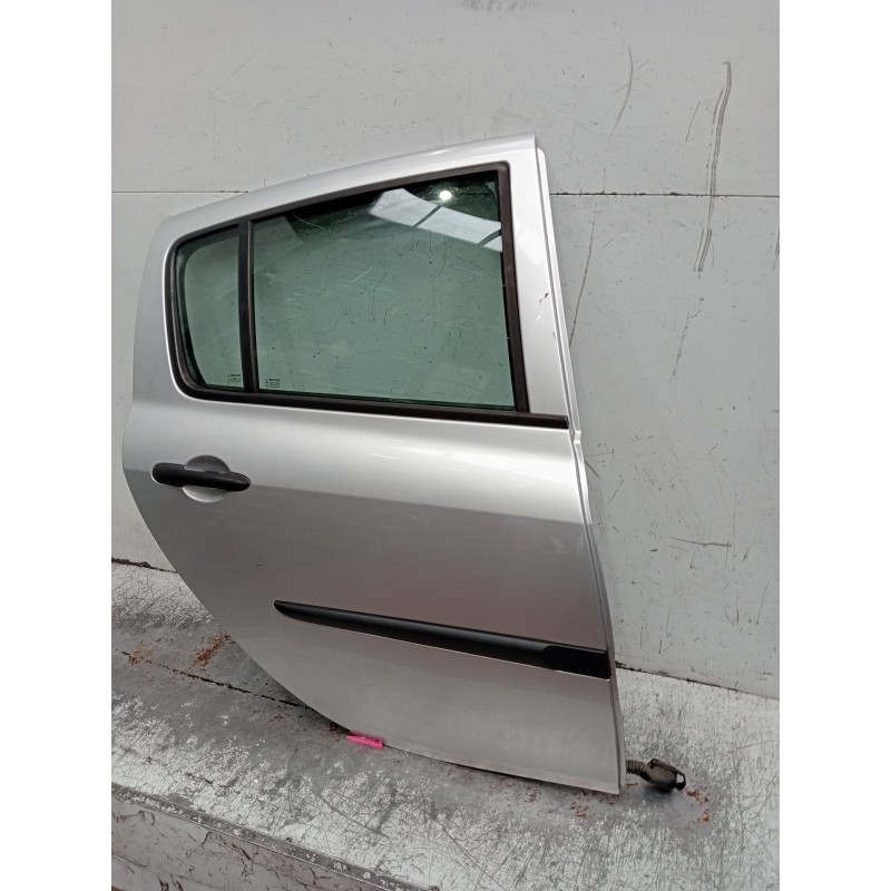Recambio de puerta trasera derecha para renault clio iii (br0/1, cr0/1) 1.2 16v (br02, br0j, br11, cr02, cr0j, cr11) referencia 