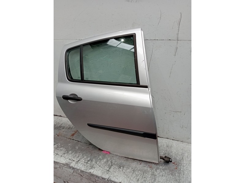 Recambio de puerta trasera derecha para renault clio iii (br0/1, cr0/1) 1.2 16v (br02, br0j, br11, cr02, cr0j, cr11) referencia 