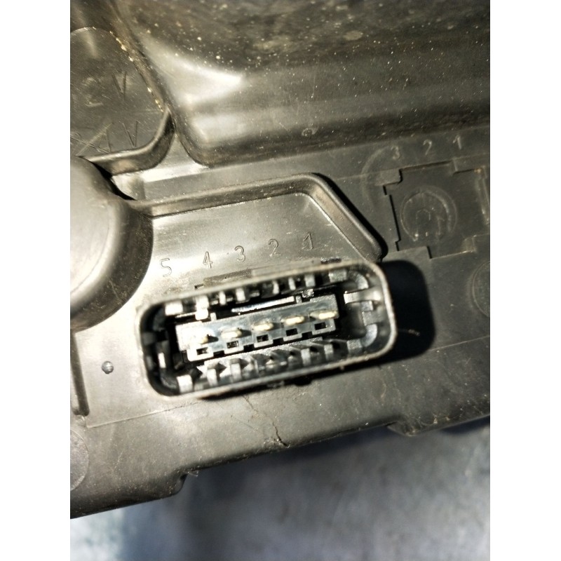 Recambio de faro derecho para renault clio iii (br0/1, cr0/1) 1.2 16v (br02, br0j, br11, cr02, cr0j, cr11) referencia OEM IAM 82