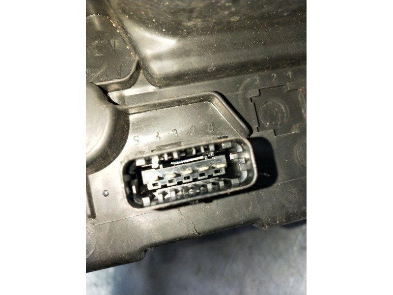 Recambio de faro derecho para renault clio iii (br0/1, cr0/1) 1.2 16v (br02, br0j, br11, cr02, cr0j, cr11) referencia OEM IAM 82
