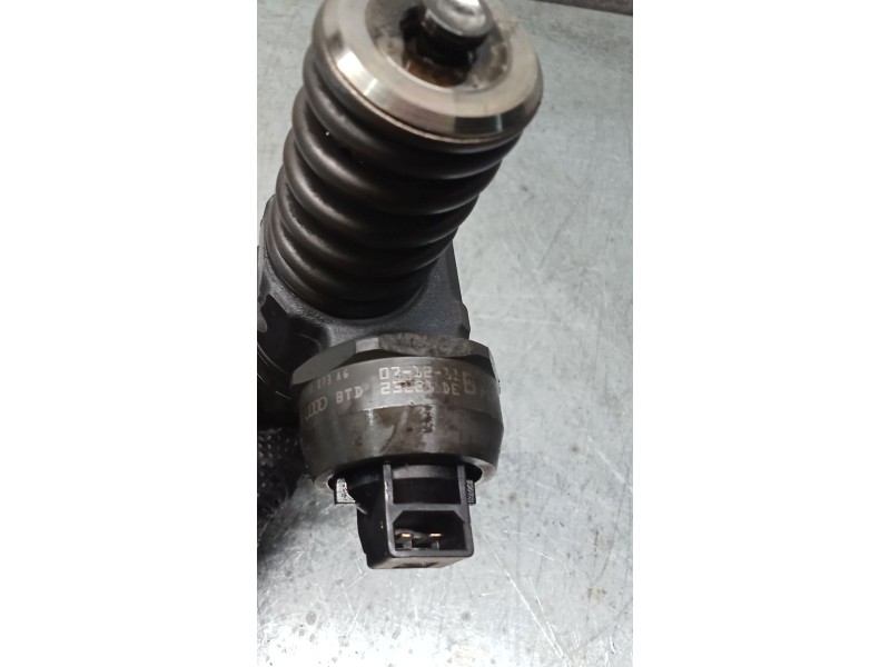 Recambio de inyector para seat altea (5p1) 1.9 tdi referencia OEM IAM 0414720215 038130073AG BOSCH