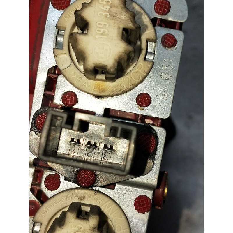 Recambio de piloto trasero izquierdo interior para bmw x5 (e53) 3.0 d referencia OEM IAM 22D04101425 691691308 2003