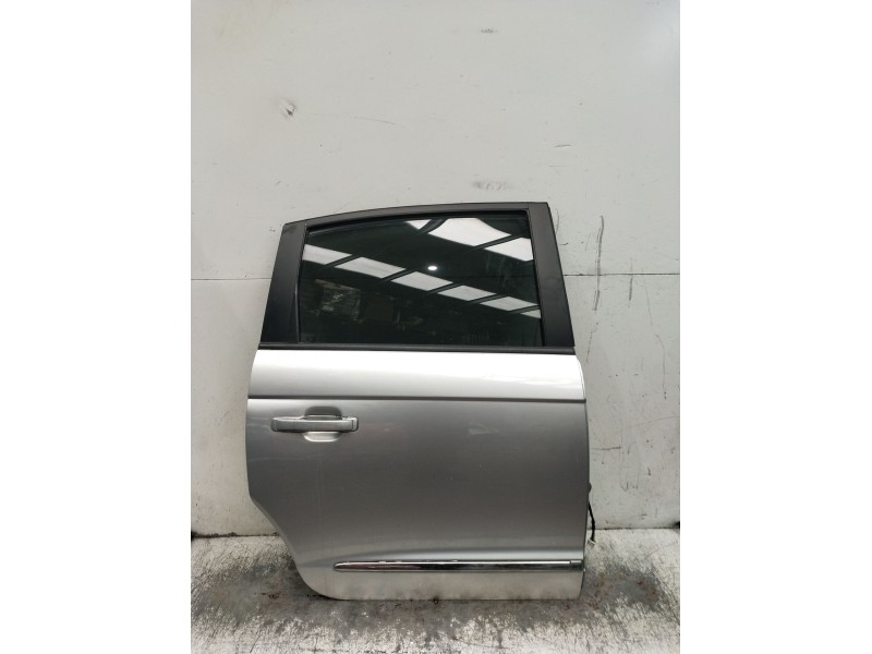 Recambio de puerta trasera derecha para ssangyong rodius i 2.7 xdi referencia OEM IAM  5P 2005