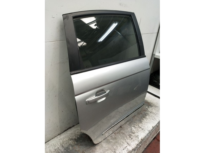 Recambio de puerta trasera derecha para ssangyong rodius i 2.7 xdi referencia OEM IAM  5P 2005