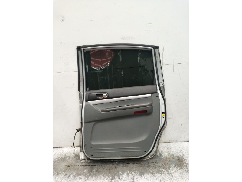 Recambio de puerta trasera derecha para ssangyong rodius i 2.7 xdi referencia OEM IAM  5P 2005