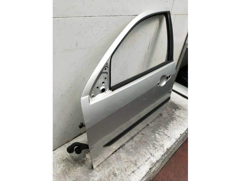 Recambio de puerta delantera izquierda para ford focus i sedán (dfw) 1.8 turbo di / tddi referencia OEM IAM   