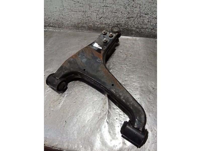 Recambio de brazo suspension inferior delantero izquierdo para ssangyong rodius i 2.7 xdi referencia OEM IAM   05