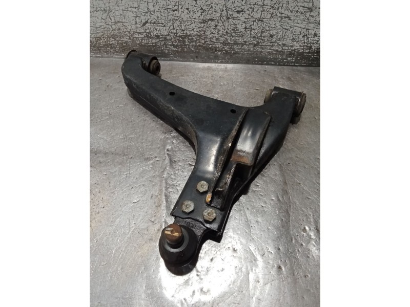 Recambio de brazo suspension inferior delantero izquierdo para ssangyong rodius i 2.7 xdi referencia OEM IAM   05