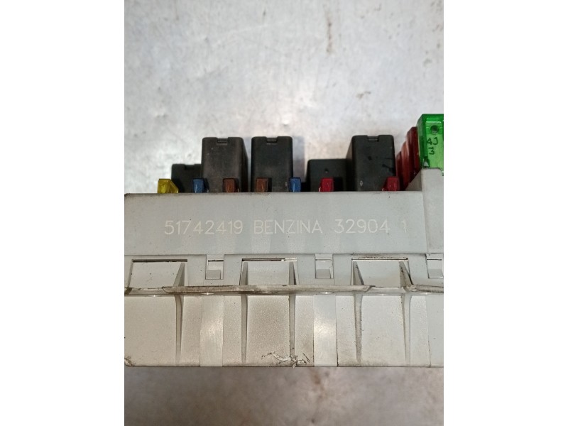 Recambio de caja reles / fusibles para alfa romeo 147 (937_) 1.6 16v t.spark eco (937.axa1a, 937.bxa1a) referencia OEM IAM 51742