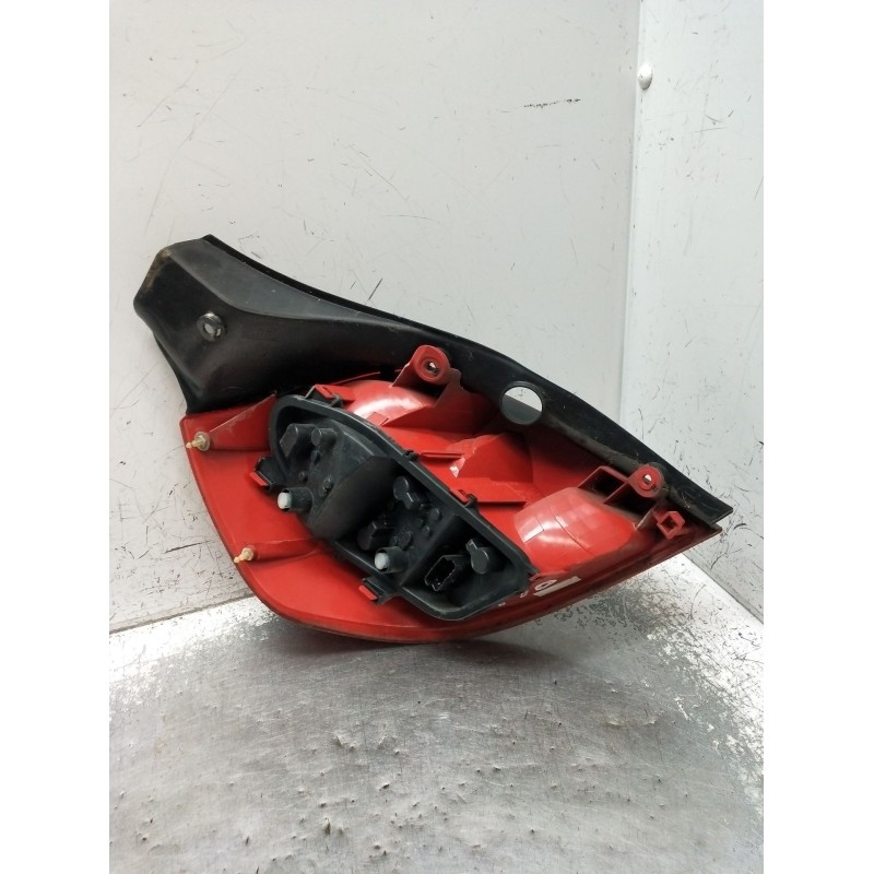 Recambio de piloto trasero derecho para renault clio iii (br0/1, cr0/1) 1.2 16v (br02, br0j, br11, cr02, cr0j, cr11) referencia 