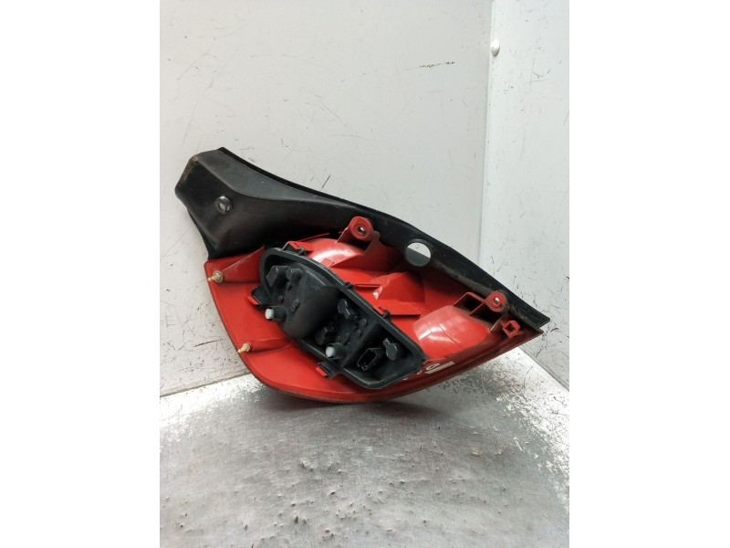Recambio de piloto trasero derecho para renault clio iii (br0/1, cr0/1) 1.2 16v (br02, br0j, br11, cr02, cr0j, cr11) referencia 