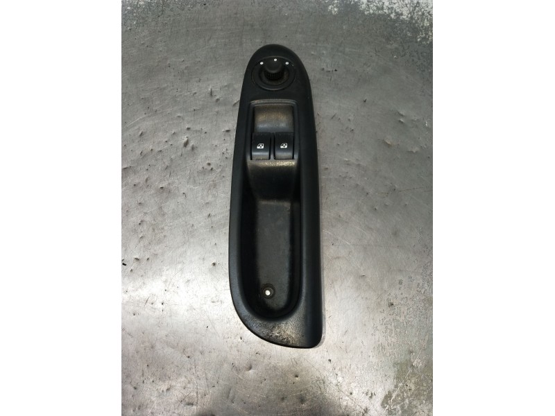 Recambio de mando elevalunas delantero izquierdo para renault clio ii (bb_, cb_) 1.5 dci (b/cb08) referencia OEM IAM 8200084003 
