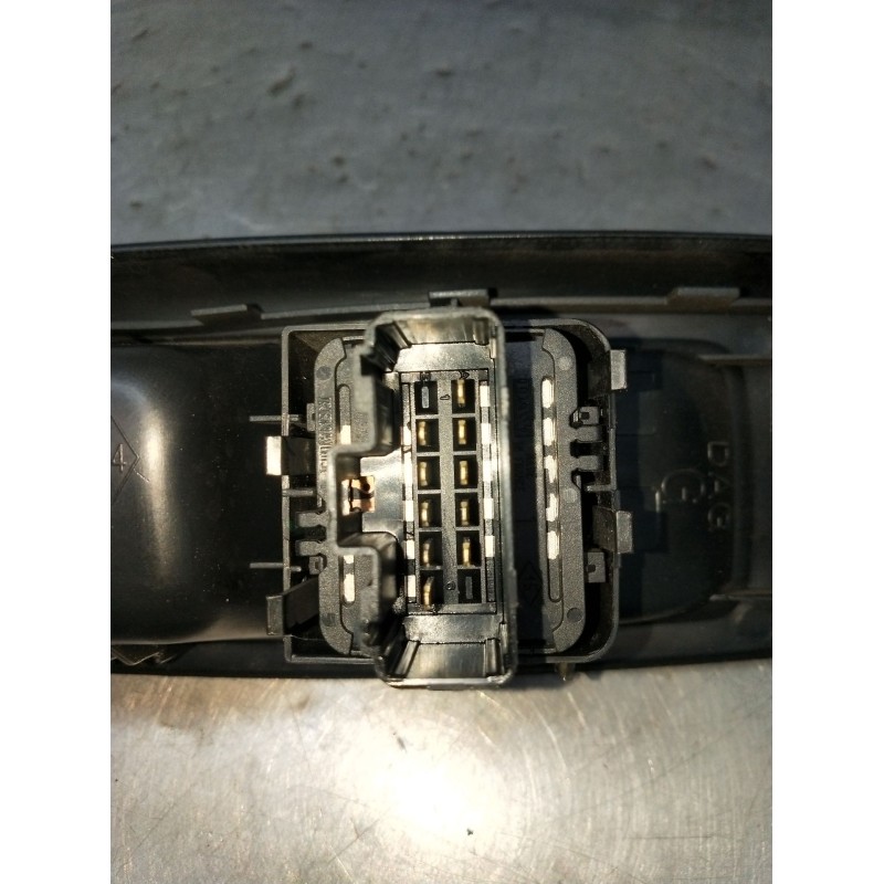 Recambio de mando elevalunas delantero izquierdo para renault clio ii (bb_, cb_) 1.5 dci (b/cb08) referencia OEM IAM 8200084003 