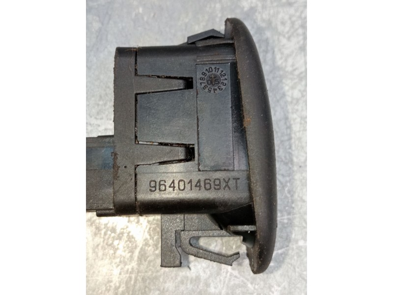 Recambio de mando elevalunas delantero izquierdo para citroën c3 i (fc_, fn_) 1.1 i referencia OEM IAM 96401469XT  2006
